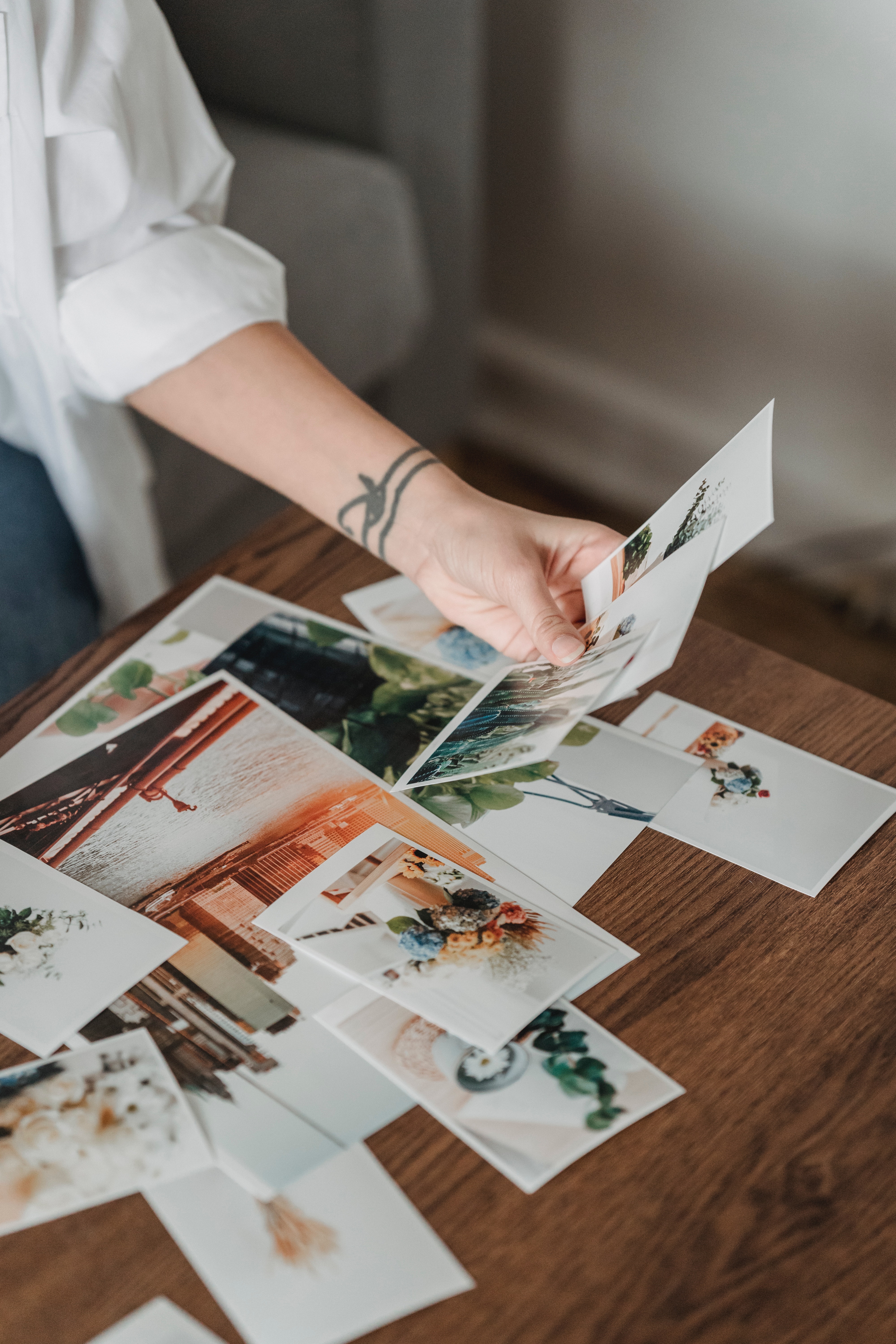 La imagen muestra una persona mirando fotos